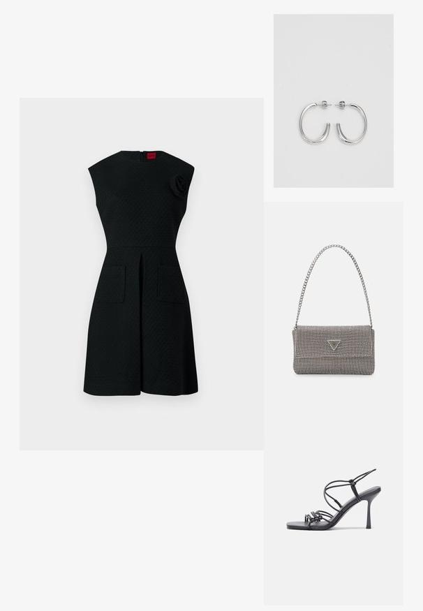 Čierne šaty s textúrovaným vzorom, s krátkymi rukávmi, dvoma prednými vreckami a kvetinovým akcentom na ramene. Zapínanie na zips na chrbte.; Čierne sandále na vysokom podpätku majú tenké remienky s uzlovým dizajnom, hladký štvorcový špičku a elegantný stiletto podpätok.; Svetlošedá metalická kabelka s reťazovým popruhom, ozdobená malými kruhovými kovovými štítkami a trojuholníkovým logom značky.; Strieborné kruhové náušnice s hladkým a lesklým povrchom. Okrúhly tvar, ľahký dizajn, s uzáverom na kolík.