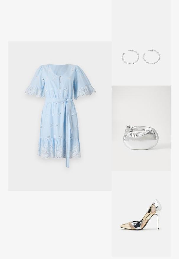 Gaiši zila kleita ar īsām plīvurojošām piedurknēm, ziedu izšuvumu, pogām un sasienamu jostu; piedāvā rīsu apakšmalu un sarežģītu mežģīņu apdari.; Apspīlēta augstpapēžu kurpe ar zeltītu, sudrabi un neitrālu krāsu kombināciju. Spīguļojoša virsma ar izgriezuma dizainu, aprīkota ar stiletto papēdi.; Sudraba metāliska poga somiņa ar mīkstu, noapaļotu formu un mezgla augšējo aizdari. Izgatavota no gludas mākslīgās ādas materiāla.; Sudraba gredzenveida auskari ar savītu dizainu, kas ir ar pulētu apdari un ar aizmugurēju fiksāciju. Izmērs ir aptuveni 3 cm diametrā.