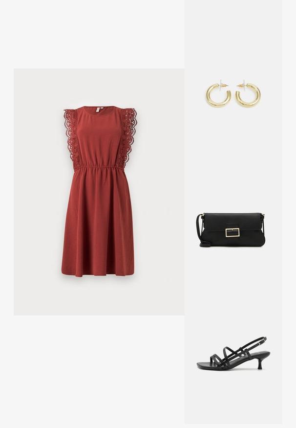 Piros ruha rövid csipkés ujjakkal, kerek nyakkivágással és rugalmas derékkal. Puha anyagból készült, laza A-vonalú sziluettel.; Fekete magassarkú szandálok több keresztben átkötött pánttal. Simább anyag, hegyes orr és keskeny sarok. Állítható bokapánt kapcsos rögzítéssel.; Fekete bőr kézitáska hajtóka részlettel és aranyszínű fém csattal. Tartalmaz egy fekete pántot és egy letisztult, minimális dizájnt.; Arany fülbevalók sima, fényes felülettel. Kör alakú dizájn, amely kis kapoccsal és átlátszó tartozékkal rendelkezik a biztonságos viselés érdekében.