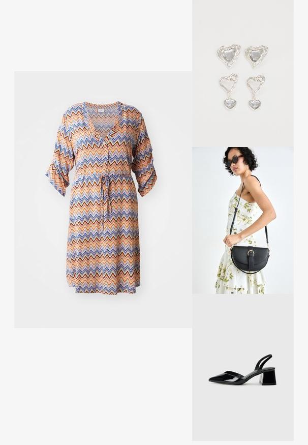 Šaty s vzorom, ktoré majú dizajn v tvare jednofarebných vĺn v oranžovej, modrej a krémovej farbe, s výstrihom do V, trojštvrťovými rukávmi a viazaním v páse.; Čierne lakované kožené sandálové podpätky s špicatou špičkou a geometrickým blokovým podpätkom. Disponujú elegantným, minimalistickým dizajnom a hladkým povrchom.; Čierna kožená kabelka s zaobleným tvarom, odnímateľným popruhom a zlatými doplnkami. Kabelka má klopu s detailom s prackou.; Strieborné náušnice v tvare srdca sú zdobené facetovanými čírymi kameňmi s textúrovaným rámom. Sada obsahuje štýly so zapichovaním a visiacich náušníc.