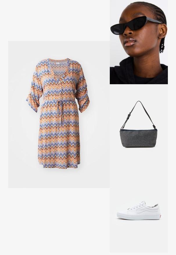Šaty s vzorom, ktoré majú dizajn v tvare jednofarebných vĺn v oranžovej, modrej a krémovej farbe, s výstrihom do V, trojštvrťovými rukávmi a viazaním v páse.; Biele plátené tenisky s nízkym strihom, okrúhlou špičkou, šnurovaním, polstrovaným golierom a vzorovanou vnútornou podšívkou. Červená logo nášivka na päte.; Čierne slnečné okuliare v štýle mačacích očí s matným povrchom, s elegantným dizajnom a jemne zakrivenými hranami, umiestnené na pozadí modela v tmavom oblečení.; Námornícky látkový kabelka s textúrovaným dizajnom strieborných kociek, vybavená jedným nastaviteľným čiernym popruhom a obdĺžnikovým tvarom.; Strieborné kruhové náušnice s hladkým, lesklým povrchom. Kolový tvar a bezpečné klikanie na uzatváranie. Ľahký dizajn vhodný na každodenné nosenie.