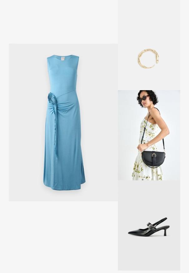 Niebieska, bezrękawnikowa sukienka maxi z przeplatanym bocznym detalem i kwiatowym akcentem. Wykonana z miękkiego, elastycznego materiału o gładkiej fakturze.; Czarne lakierowane szpilki slingback z wąskim noskiem i małym słupkiem, z ozdobnym srebrnym klamrą na pasku.; Czarna skórzana torebka o zakrzywionym kształcie, z odpinanym paskiem i złotymi akcentami. Torebka posiada klapę z zapięciem w kształcie klamry.; Pierścionek w odcieniu złota z organicznym, skręconym wzorem, o gładkiej fakturze i zwężających się końcach, tworzący nowoczesny, rzeźbiarski wygląd.