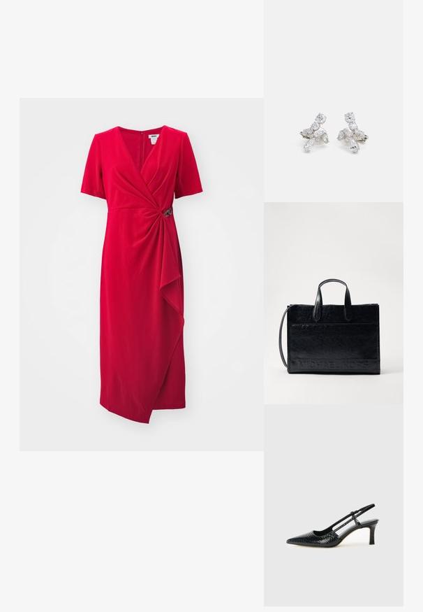 Κόκκινο φόρεμα μέχρι το γόνατο σε μαλακό ύφασμα με κοντά μανίκια, σχεδίαση τύπου περιτύλιξης, κρεμαστό μπροστά και διακοσμητική ασημένια λεπτομέρεια στη μέση.; Μαύρη πατέντα σλινγκμπάκ γόβα με μυτερή μύτη, διαθέτει υφή από φίδι, ρυθμιζόμενο λουρί και κοντή, υφή τετράγωνη φτέρνα.; Μαύρη δερμάτινη τσάντα tote με δύο επάνω χερούλια, αφαιρούμενος ιμάντας ώμου και ανάγλυφο λογότυπο "MICHAEL KORS" στην εμπρόσθια πλευρά. Λείο υλικό.; Ασημένια σκουλαρίκια με διαφανείς, λαμπερούς λίθους σε διάφορα σχήματα, συμπεριλαμβανομένων στρογγυλών και μαρκίζας, τοποθετημένοι σε σχέδιο λουλουδιών.