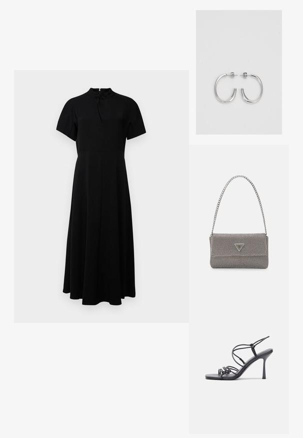 Schwarzes, ausgestelltes Kleid mit hohem Kragen, kurzen Ärmeln und einem Reißverschluss im Rücken. Glattes Material mit einem klaren, minimalistischen Design.; Schwarze, hochhackige Sandalen mit dünnen Riemen und einem geknoteten Design, einer glatten, rechteckigen Zehenpartie und einem eleganten Stiletto-Absatz.; Hellegraue metallische Handtasche mit einer Kettenriemen, verziert mit kleinen kreisförmigen metallic Nieten und einem dreieckigen Markenlogo.; Silberne Creolen mit einer glatten, glänzenden Oberfläche. Abgerundete Form, leichtes Design, mit einer Steckverschluss.