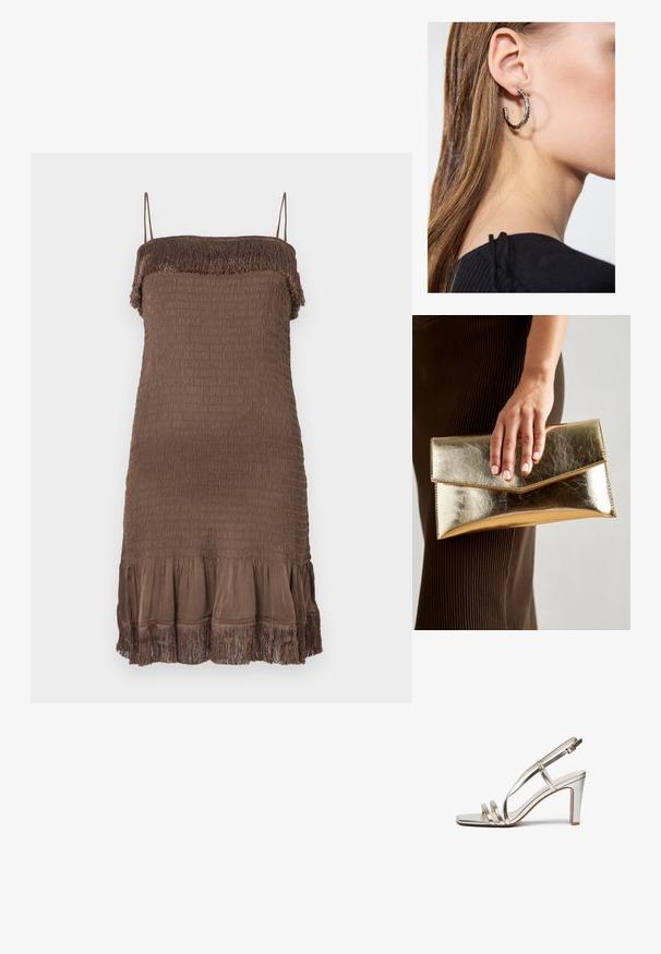 Pruun, varrukateta kleit, millel on kroogitud tekstuur, narmendav ülemine äär ja lõdvendatud alumine volang. Valmistatud pehmest kangast.; Metallilise hõbedase värvi kõrge kontsaga sandaal avatud varbaga, millel on jalas kolm õhukest rihma ja pahkluuring koos kinnitusega.; Kuldne metallist käekott, millel on sile tekstuur ja kolmnurkne klapp. Kotti hoidev käsi on hoolikalt maniküüritud küüntega.; Hõbedane rõngas kõrvarõngas poleeritud viimistlusega, millel on väikesed kuldsed aktsendid ja ümmargune kuju, kantud lobus.