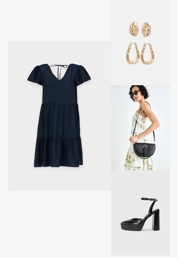 Vestido azul-marinho com mangas curtas em balão, decote em V profundo, barra em camadas e fecho com laço na parte de trás, feito de tecido leve.; Saltos altos pretos com bico fino e atilho ajustável no tornozelo. Confeccionados em couro suave, apresentam um salto bloco robusto.; Bolsa de couro preta com forma curva, alça destacável e detalhes em dourado. A bolsa possui uma aba com detalhe de fivela.; Brincos em tom de ouro com formas onduladas e texturizadas. Inclui studs escultóricos com presilha e um design de argola aberta com um acabamento martelado.