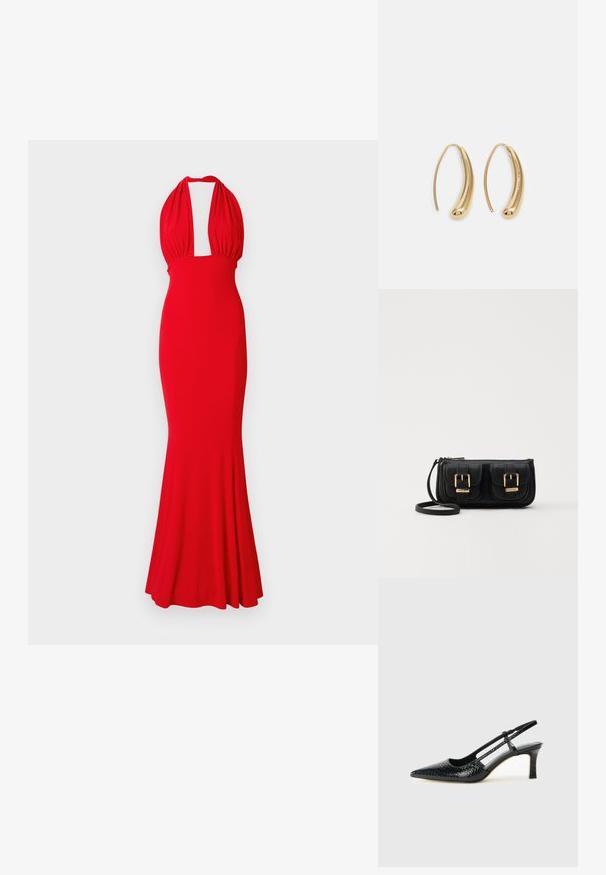 Crvena halter haljina od prilagođenog materijala, s dubokim izrezom i lepršavim rubom. Glatka tekstura bez vidljivih uzoraka ili ukrasa.; Crne lakirane slingback pete s oštrim vrhom, s teksturiranim uzorkom zmijske kože, podesivom remenom i kratkom, teksturiranom blok-petom.; Crna kožna torba preko ramena s dva prednja džepa, zlatnim kopčama, zatvaranjem na zip i uskim remenom. Teksturirana površina i kompaktan pravokutan oblik.; Zlatne metalne naušnice u obliku obruča s zakrivljenim, izduženim oblikom. Imaju glatku, sjajnu površinu i zaobljeni vrh za dodatni detalj.
