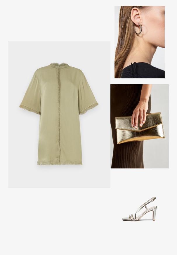 Olivgrön topp med kort ärm, rund halsringning och fransdetaljer längs framsidan och ärmarna. Tillverkad av mjukt material, avslappnad passform.; Metallisk silver högklackad sandal med öppen tå, med tre tunna remmar över foten och en ankelslinga med spänne.; Gyllene metallisk kuvertväska med en slät yta, försedd med en triangulär flikstängning. Den hand som håller den har välvårdade naglar.; Silverörhänge med polerad yta, med små detaljer i guld och rund form, bärs på loben.