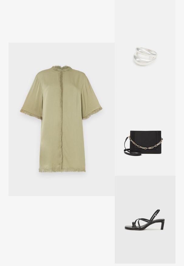 Olivengroen t-shirt met korte mouwen, een ronde hals en franjes aan de voorkant en mouwen. Gemaakt van zachte stof, met een losse pasvorm.; Zwarte sandaal met bandjes, vierkante teen en een lage blokhak. Voorzien van meerdere dunne bandjes en een verstelbare enkelband. Gemaakt van zacht leer.; Zwarte leren schoudertas met een gladde textuur, rechthoekige vorm en een metallic kettingdetail aan de voorkant. Verstelbare schouderband inbegrepen.; Zilveren dubbele ring met een gladde, gepolijste oppervlakte. Heeft een vloeiende, gebogen vorm met overlappende secties voor een moderne uitstraling.