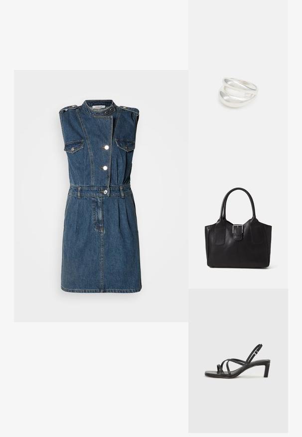 Ermeløs denimkjole i mørkeblå med høj krave, sølvknapper, to brystlommer, bælte i taljen og plisseret nederdel.; Sort remsandale med firkantet tå og en lav blokeret hæl. Har flere tynde stropper og en justerbar ankelrem. Fremstillet af glat læder.; Sort læder tote taske med glat tekstur, struktureret form, to håndtag og en fremtrædende sølvspænde detalje på forsiden.; Sølvring med dobbeltbånd og en glat, poleret overflade. Den har et flydende, buet design med overlappende sektioner for et moderne udtryk.