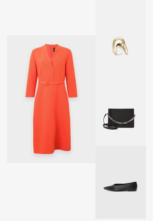 Světlé oranžové šaty s výstřihem do V a páskem v pase. Mají dlouhé rukávy a zadní zip, vyrobené z hladké, strukturované látky.; Černé kožené baleríny, špičatá špička, minimalistický design, hladký povrch, nízký podpatek, žádné viditelné kovové prvky nebo ozdoby.; Černá kožená crossbody taška s hladkým povrchem, obdélníkovým tvarem a kovovým řetízkem na přední straně. Součástí je nastavitelný popruh.; Náušnice ve zlatém tónu z kovu s elegantním zakřiveným designem. Vyznačují se jedinečným špičatým tvarem, lesklým povrchem a závěsem na kloub.