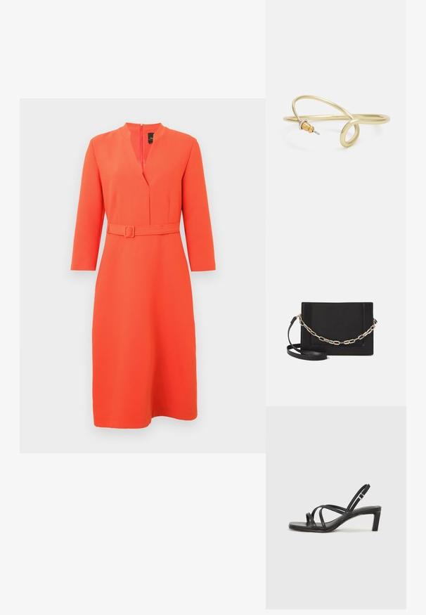 Spilgti oranža kleita ar V veida izgriezumu un jostu viduklī. Īpašības: garas piedurknes un aizmugurējais rāvējslēdzējs, izgatavota no gludas, teksturētas auduma.; Melnas strappy sandales ar kvadrātveida purngaliem un zemu bloku papēdi. Ievērojamas ar vairākiem plāniem siksniņām un regulējamu potītes siksniņu. Izgatavotas no gludas ādas.; Melna ādas crossbody soma ar gludu faktūru, taisnstūrveida formu un metalizētu ķēdes detaļu priekšā. Iekļauta regulējama siksna.; Zelta krāsas metāla aproce ar šķidrām, viļņveidīgām formām. Vienā galā ir neliels, izteikts sudraba krāsas akcents.