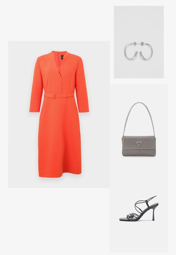 Vestito arancione brillante con scollo a V e cintura in vita. Presenta maniche lunghe e una cerniera posteriore, realizzato in tessuto liscio e strutturato.; Sandali neri con tacco alto presentano sottili cinturini con design annodato, una punta quadrata liscia e un elegante tacco a spillo.; Borsa a mano metallica grigia chiara con tracolla a catena, impreziosita da piccoli chiodi metallici circolari e da un logo triangolare del marchio.; Orecchini a cerchio in argento con una finitura liscia e lucente. Forma arrotondata, design leggero, con chiusura a perno.