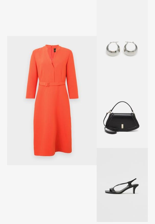 Lys orange kjole med V-hals og bælte i taljen. Har lange ærmer og en lynlås bagpå, fremstillet af glat, tekstureret stof.; Sorte hæle sandaler med et slankt stropdesign, firkantet tå og en mellemstor blokhæl. Fremstillet af glat læder med en mat finish.; Sort læderhåndtaske med en struktureret design, der har en kortet form, tophåndtag og guld hardware-accenter. Justerbar skulderrem inkluderet.; Sølvfarvede metalørehængere med en glat, skinnende overflade og et struktureret, afrundet design. Udstyret med en hængslet lås for sikker bæring.