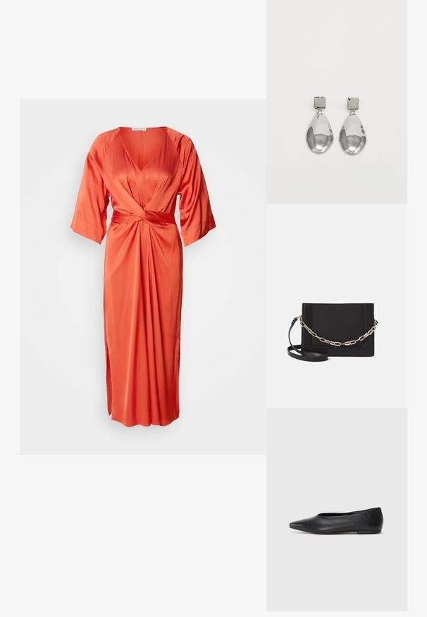 Szatén narancssárga ruha mély V-kivágással, széles ujjakkal és elöl megkötő díszítéssel. A szoknya oldalsó hasítékkal rendelkezik a további részletesség érdekében.; Fekete bőr balettcipő, hegyes orral, minimalista dizájn, sima textúra, alacsony sarkú, látható fémrész vagy díszítés nélkül.; Fekete bőr keresztpántos táska, sima textúrával, téglalap alakú és fém lánc részlettel az elején. Állítható pánttal ellátva.; Ezüst csepp fülbevalók négyzet alakú fülbevalóval, sima, fényes felülettel és csepp formával, amely fényt tükröz egy fényes felületen.