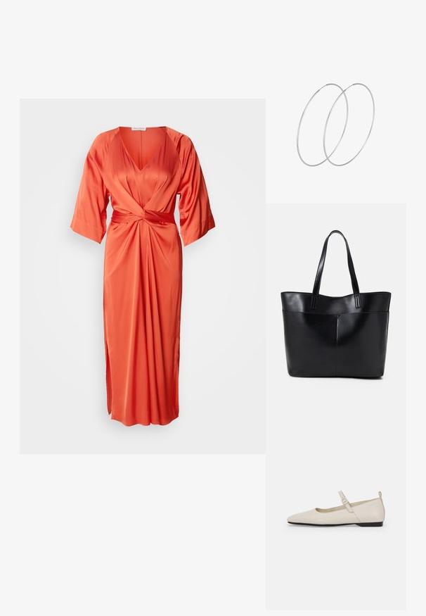 Satinasta oranžna obleka z globokim V-izrezom, širokimi rokavi in prednjim vozlom. Krilo ima stranski razporek za dodatno podrobnost.; Bele balerinke iz belega usnja Mary Jane s špicastim nosom, stranskim zaponko in nizkim črnim peto. Gladka tekstura in minimalističen dizajn.; Črna usnjena torba z dvema dolgima ročajema, gladko teksturo in strukturirano obliko. Ima sprednji žep za dodatno shranjevanje.; Srebrne uhane v obliki obroča z minimalističnim dizajnom. Krožna oblika, gladka tekstura in tanek profil. Lahki s poliranim zaključkom.