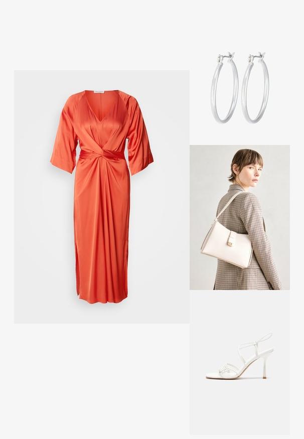 Saténová oranžová šaty s hlbokým V-členkom, širokými rukávmi a predným uzlom. Sukňa má bočný rozparok pre pridaný detail.; Biele sandále na vysokom podpätku so štíhlym remienkom okolo členku a plochou základňou na prsty, textúrovaný predok so zhluky akcentov.; Biely kožený kabelka so štruktúrovaným dizajnom, s magnetickým uzáverom a ramenným popruhom, vystavená na neutrálnom pozadí.; Strieborné kruhové náušnice s hladkým, lesklým povrchom. Kolový tvar a bezpečné klikanie na uzatváranie. Ľahký dizajn vhodný na každodenné nosenie.