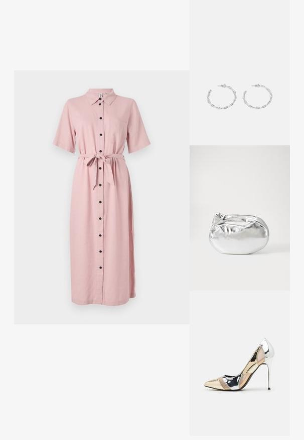 Różowa sukienka na guziki wykonana z lekkiego materiału, z kołnierzykiem, krótkimi rękawami, paskiem w talii i kieszenią na klatce piersiowej z czarnymi guzikami.; Czółenka na wysokim obcasie z wąskim noskiem w kolorze srebrnym, złotym i nude. Lśniące wykończenie z wycięciami, z obcasem w stylu stiletto.; Srebrna metaliczna torba worek o miękkim, zaokrąglonym kształcie i zawiązywanym z góry zapięciem. Wykonana z gładkiego materiału imitującego skórę.; Srebrne kolczyki w kształcie obręczy z skręconym wzorem, z polerowanym wykończeniem i zapięciem na sztyft. Mają średnicę około 3 cm.