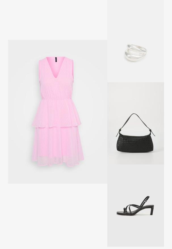 Ružové bezrukávové šaty s v-výstrihom, so štruktúrovanou sukňou a bodkovaným vzorom, vyrobené z ľahkej tkaniny.; Čierne sandále na vysokom podpätku so štvorcovou špičkou a nízkym blokovým podpätkom. Obsahujú viacero tenkých popruhov a nastaviteľný členkový popruh. Vyrobené z hladkej kože.; Čierna tkaná taška cez plece s hladkým koženým remienkom a zipsovým uzáverom. Disponuje štruktúrovaným povrchom a zakriveným tvarom.; Strieborný prsteň s dvojitým pásikom s hladkým, lesklým povrchom. Má plynulý, zakrivený dizajn s prekryvajúcimi sa časťami pre moderný vzhľad.
