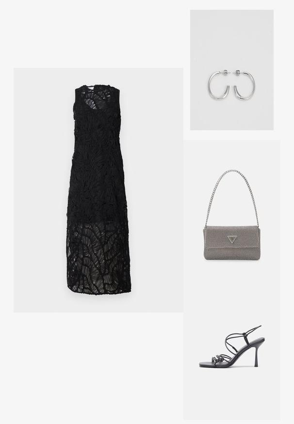 Robe noire sans manches avec un design texturé et en couches. Comprend un tissu transparent avec des accents froncés et une longueur de jupe au niveau des genoux.; Des sandales noires à talons hauts avec des fines lanières au design noué, un bout carré lisse et un talon aiguille élégant.; Sac à main en métal gris clair avec une bandoulière en chaîne, orné de petits clous métalliques ronds et d'un logo de marque triangulaire.; Boucles d'oreilles en argent avec une finition lisse et brillante. Forme arrondie, conception légère, avec un fermoir à tige.