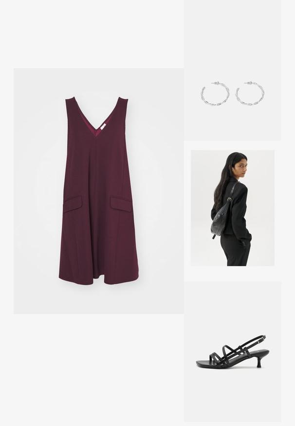 YAS YASMALEA - Džersio suknelė - winetasting; Juodos aukštakulnės šlepetės su keliais perrištomis juostelėmis. Lygi medžiaga, smailas nosis ir siauras kulnas. Reguliuojama kulkšnies juostelė su sagtimi.; Moteris su ilgais tamsiais plaukais, vilkinti juodą kostiumą, nešanti juodą odinę rankinę per petį, žvelgia per petį prieš balto fono.; Sidabriniai auskarai žiedai su sukto dizaino, turintys poliruotą apdailą ir fiksavimo smeigtuką. Skersmuo maždaug 3 cm.