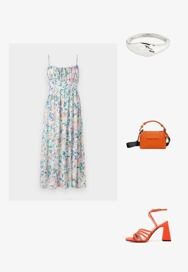 Blommig maxiklänning med justerbara spaghetti-bärband. Har pastellfärger, volanger vid bysten och en flödande silhuett. Lättviktsmaterial.; Orange blockklack sandal med flera smala remmar och spänne runt ankeln. Slät textur och fyrkantig tådesign. Platt svart yttersula.; Orange läderhandväska med avtagbart svart axelband, ett handtag på toppen, ett lockstängning och subtila sömdetaljer. Logotypen är präglad fram.; Silverfärgad metallring med en organisk, vågig form. Ytan har en polerad finish och en strukturerad yta med lätta indragningar.