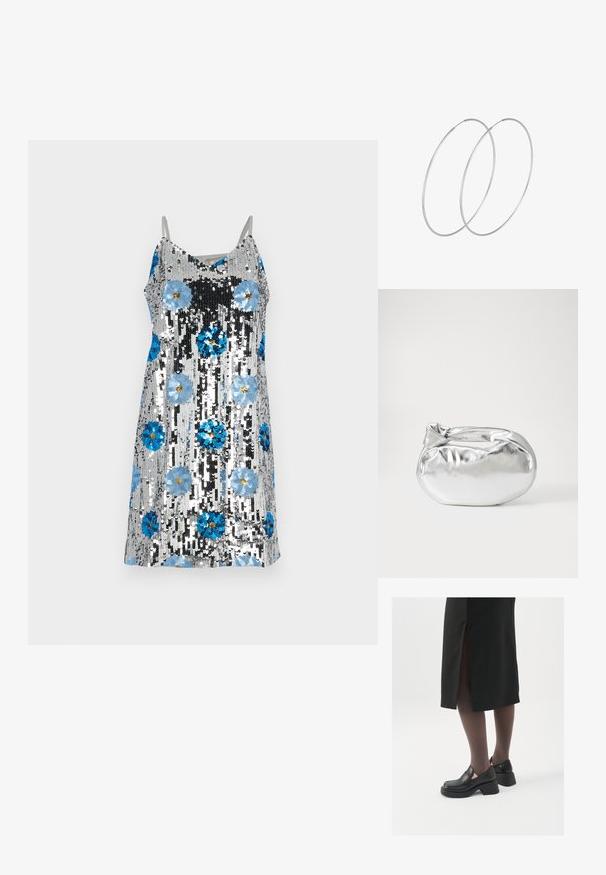 Sidabriniu pagrindu, puošta dideliais mėlynais gėlių raštais ir juodais akcentais, blizgučių suknelė. Lygi, be rankovių, su reguliuojamomis petnešomis.; Juodos odinės bateliai su apvaliu nosiu, stora blokine pakulne ir elastingais šonais, derinami su tamsiomis pėdkelnėmis ir juoda sijonu su plyšiu.; Sidabrinė metalinė maišelio forma su švelnia, apvalia forma ir mazgu užveriamu viršumi. Pagaminta iš lygios dirbtinės odos medžiagos.; Sidabrinės pusmėnulio auskarai minimalistiniu dizainu. Apskritimo forma, lygus paviršius ir plonas profilis. Lengvi su poliruotu apdailu.