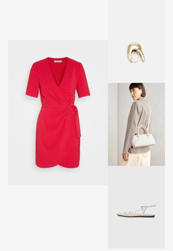 Červené šaty s krátkym rukávom, V-výstrihom, zavinovacím dizajnom a uzlom v oblasti pásu, so zvýraznením kovovým krúžkom a textúrovanou tkaninou.; Béžové ploché sandále s viacerými štíhlymi popruhmi a nastaviteľnou prackou. Podrážka je plochá s jemným tmavým kontrastom na okraji.; Biela štruktúrovaná kabelka s krátkymi rúčkami a ramenným popruhom, s zlatými kovovými prvkami a textúrovaným materiálom, vystavená na šedom pozadí.; Náušnice z kovu v zlatej farbe s elegantným, zakriveným dizajnom. Majú charakteristický špicatý tvar, leštený povrch a uzáver na pánt.