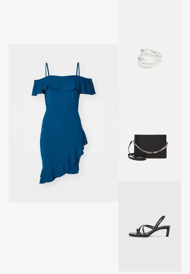 Tirkizna haljina s jednim ramenom, s volanima na rukavima i asimetričnom donjem rubu, izrađena od glatke tkanine. Ima prilagođeni korpus i lepršavu suknju.; Crne sandale s trakama, kvadratnim prstom i niskom blok petom. Ima više tankih trakica i podesivu trakicu oko gležnja. Izrađene su od glatke kože.; Crna kožna torba preko tijela s glatkom teksturom, pravokutnim oblikom i metalnim lancem na prednjoj strani. Uključena je podesiva naramenica.; Srebrna dvostruka prsten s glatkom, poliranom površinom. Karakterizira ga fluidan, zakrivljen dizajn s preklapajućim sekcijama za moderan izgled.