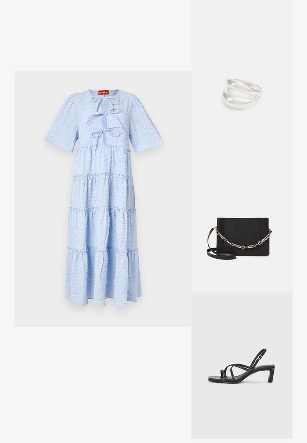 Jasnoniebieska sukienka warstwowa wykonana z teksturowanej tkaniny, z okrągłym dekoltem i krótkimi rękawami. Posiada detal w postaci wiązania z przodu.; Czarne sandały na obcasie z prostokątnym noskiem i niskim słupkowym obcasem. Posiadają wiele cienkich pasków i regulowany pasek na kostkę. Wykonane z gładkiej skóry.; Czarna skórzana torebka typu crossbody z gładką teksturą, prostokątnym kształtem oraz metalowym detalem w postaci łańcuszka z przodu. W zestawie regulowany pasek.; Srebrna obrączka podwójna z gładką, polerowaną powierzchnią. Posiada płynny, zakrzywiony kształt z nakładającymi się sekcjami, co nadaje nowoczesny wygląd.
