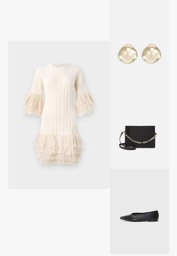 Robe tricotée en crème, présentant des côtes verticales, des manches évasées avec des détails frangés et un ourlet frangé. Texture douce avec une silhouette structurée.; Ballerines noires en cuir, à bout pointu, design minimaliste, texture lisse, talon bas, sans matériel ni embellissements visibles.; Sac bandoulière en cuir noir avec une texture lisse, de forme rectangulaire et un détail en chaîne métallique à l'avant. Sangle réglable incluse.; Boucles d'oreilles en métal doré au fini lisse, avec une forme abstraite courbée. La surface polie reflète la lumière, créant des reflets et des ombres subtils.