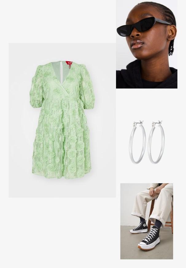 Svijetlozeleno haljinu s cvjetnim čipkastim uzorkom, napuhanim rukavima, V-izrezom i zatvaračem na leđima. Ima višeslojni, labavi kroj.; Visoke crne tenisice s bijelim vezicama i gumenenim vrhom. Debeli bijeli đon s teksturiranim smeškim potplatom, nošene s čarapama plave boje s prugama.; Crne mačje naočale s mat finišem, koje imaju elegantan dizajn i blago zakrivljene rubove, postavljene na pozadini tamne odjeće modela.; Srebrne kružne naušnice s glatkom, poliranom površinom. Okrugli oblik i sigurno kopčanje na klik. Lagani dizajn pogodan za svakodnevno nošenje.