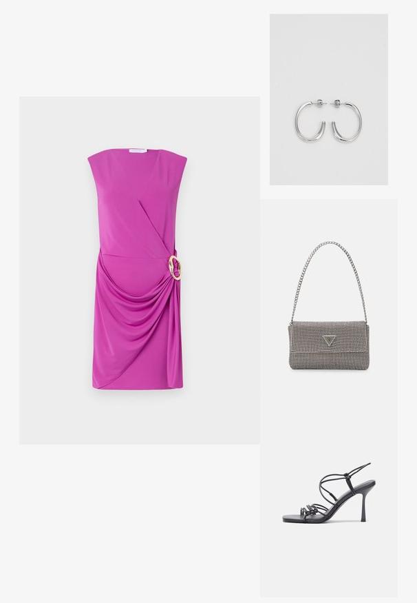 Vestido fúcsia com decote em V, mangas curtas e frente drapeada. Apresenta um anel de metal dourado na cintura, confecionado em tecido suave.; As sandálias de salto alto pretas apresentam tiras finas com um design em nó, uma biqueira quadrada lisa e um elegante salto agulha.; Bolsa metálica cinza claro com uma alça de corrente, adornada com pequenos rebites metálicos circulares e um logótipo triangular da marca.; Brincos de argola prateados com um acabamento suave e brilhante. Forma arredondada, design leve, com fecho de pino.