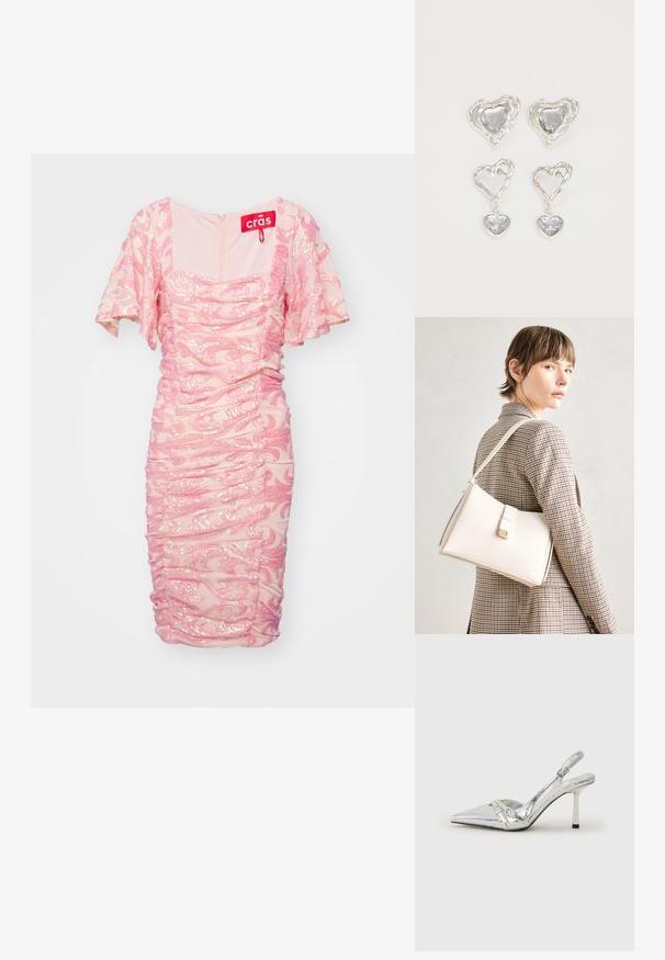 Rochie roz cu volănașe scurte, decorată cu modele spiralate din paiete, având decolteu pătrat și închidere cu fermoar la spate.; Pantofii cu toc înalt, argintii, cu vârf ascuțit, finisaj metallic, două curele decorative și un toc subțire cu vârful negru.; Geantă de mână din piele albă cu un design structurat, având o închidere magnetică și un breteau, expusă pe un fundal neutru.; Cerceii în formă de inimă argintie sunt decorați cu pietre clare fațetate, având un cadru texturat. Setul include stiluri cu buton și cu pandantiv.