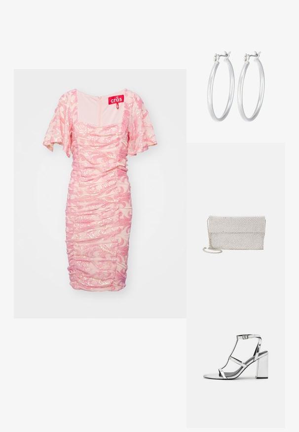 Rožinė raukinėta suknelė su trumpomis rankovėmis, papuošta aplikacijomis iš blizgučių, turinti kvadratinį iškirpimą ir užtrauktuką gale.; Sidabrinės metalinės aukštakulnės sandalai su T-formos dirželiu, reguliuojama kulkšnies sagtimi ir blokuotu kulnu, turintys lygų, atspindinčią paviršių.; Sidabrinė tinklelio rankinė su tekstūruotu, austu dizainu, turinti užlenkiamą atvartą ir nuimamą grandinėlę nešimui.; Sidabriniai auskarai su sklandžiu, poliruotu paviršiumi. Apvalios formos ir saugus uždarymo mechanizmas. Lengvas dizainas, tinkantis kasdieniam dėvėjimui.