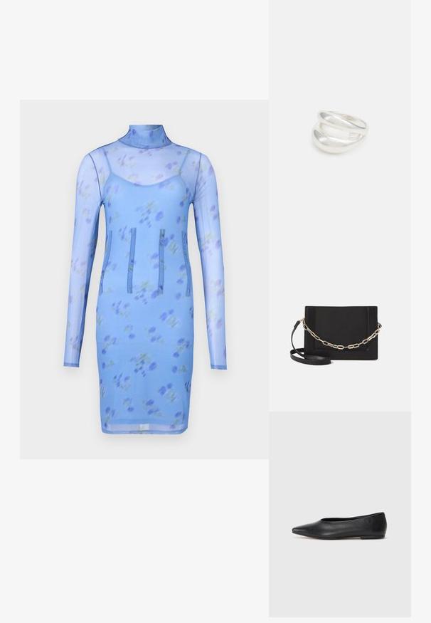 Blaues, blumiges Netzkleid mit langen Ärmeln, einem hohen Kragen und drei vertikalen Nähten für Designdetails. Es hat eine taillierte Silhouette.; Schwarze Leder-Balletschuhe, spitze Zehenform, minimalistische Gestaltung, glatte Textur, niedriger Absatz, keine sichtbaren Beschläge oder Verzierungen.; Schwarze Leder-Crossbody-Tasche mit glatter Textur, rechteckiger Form und metallic-kettendetail auf der Vorderseite. Verstellbarer Gurt inklusive.; Silberner Doppelring mit einer glatten, polierten Oberfläche. Verfügt über ein fließendes, kurviges Design mit überlappenden Abschnitten für einen modernen Look.