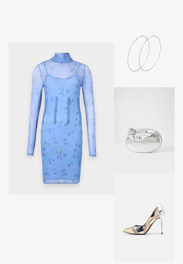 Blå blomstret mesh kjole med lange ærmer, høj halsudskæring og tre lodrette syninger som designdetalje. Har en tætsiddende silhuet.; Spidse højhælede sko med et farveskema i sølv, guld og nude. Blank finish med udskæringsdesign, der har en stilletto hæl.; Sølvmetallic pose med en blød, rund form og en knyttet lukning foroven. Fremstillet af glat faux lædermateriale.; Sølvøreringe med et minimalistisk design. Cirkulær form, glat tekstur og tynd profil. Letvægtige med en poleret overflade.