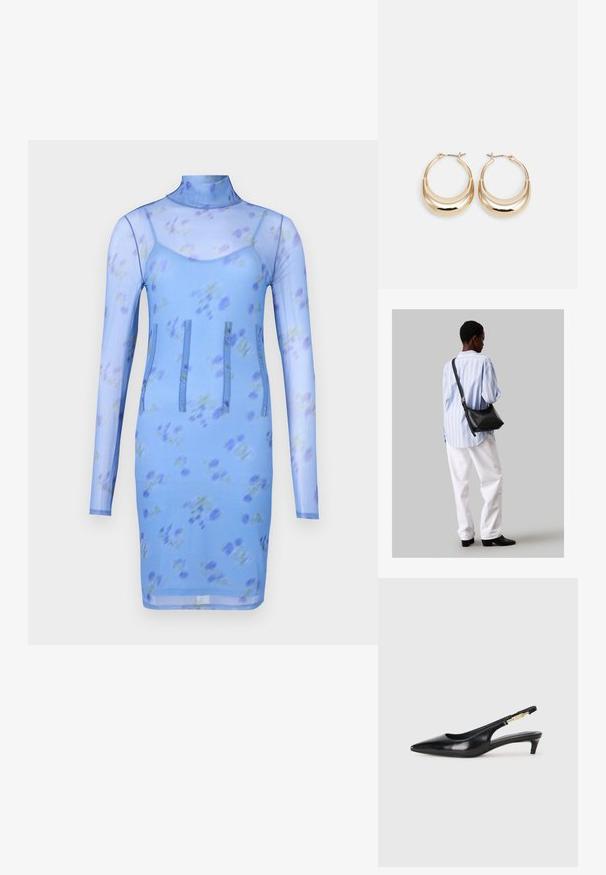 Modrá květinová síťovaná šaty s dlouhými rukávy, vysokým výstřihem a třemi vertikálními švy pro designové detaily. Vyznačuje se přiléhavou siluetou.; Černé kožené boty na podpatku s otevřenou patou a špičatou špičkou, s tenkým podpatkem a zlatým akcentem na nastavitelném pásku. Hladký povrch.; Černá kožená kabelka přes rameno s jemnou texturou, trojúhelníkovým tvarem a nastavitelným popruhem, v kombinaci se světle modrou pruhovanou košilí a bílými kalhotami.; Náušnice ve tvaru kroužku zlaté barvy s půlměsícovým tvarem, lesklým povrchem a závěrečným uzávěrem. Hladká textura a reflexní povrch zvyšují viditelnost.