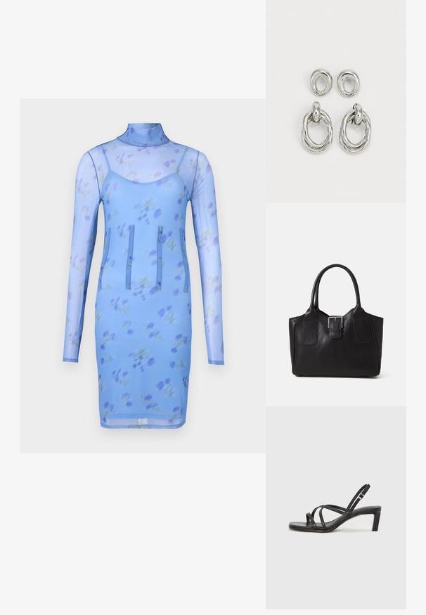 Blauwe bloemen mesh jurk met lange mouwen, een hoge halslijn en drie verticale naden voor ontwerpdetails. Heeft een getailleerde silhouet.; Zwarte sandaal met bandjes, vierkante teen en een lage blokhak. Voorzien van meerdere dunne bandjes en een verstelbare enkelband. Gemaakt van zacht leer.; Zwarte leren tote bag met een gladde textuur, gestructureerde vorm, twee handvatten en een opvallend zilveren sluitingdetail aan de voorkant.; Zilverkleurige metalen oorbellen met twee ontwerpen: een gedraaide cirkelvormige hoop en een gladde cirkelvormige stud. Het reflecterende oppervlak versterkt de elegantie.
