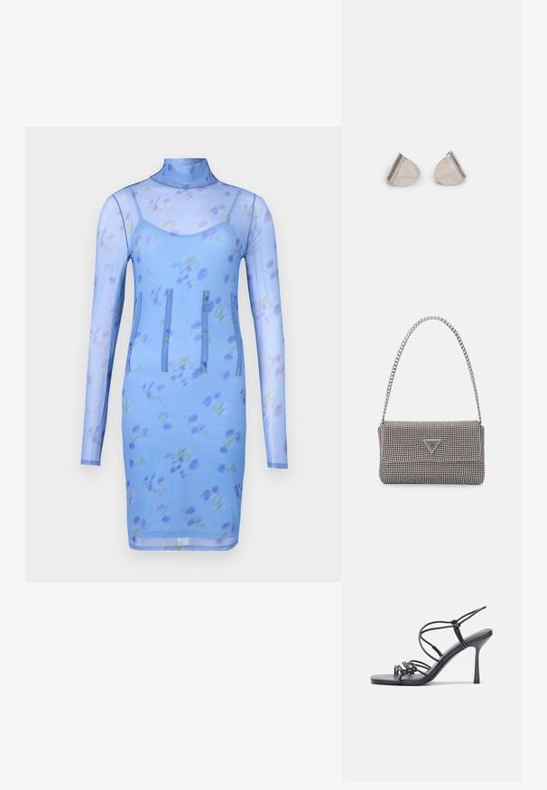 Blå blommig meshklänning med långa ärmar, en hög halsringning och tre vertikala sömmar för designdetalj. Har en figurnära silhuett.; Svarta högklackade sandaler har tunna remmar med en knuten design, en slät fyrkantig tå och en smal stilettklack.; Ljusgrå metallisk handväska med kedjestropp, prydd med små cirkulära metallnitar och en triangulär logotyp.; Silverfärgade metallörhängen med en slät, tårformad design och en polerad yta. Subtila gravyrer tillför detaljer. Minimalistisk design.