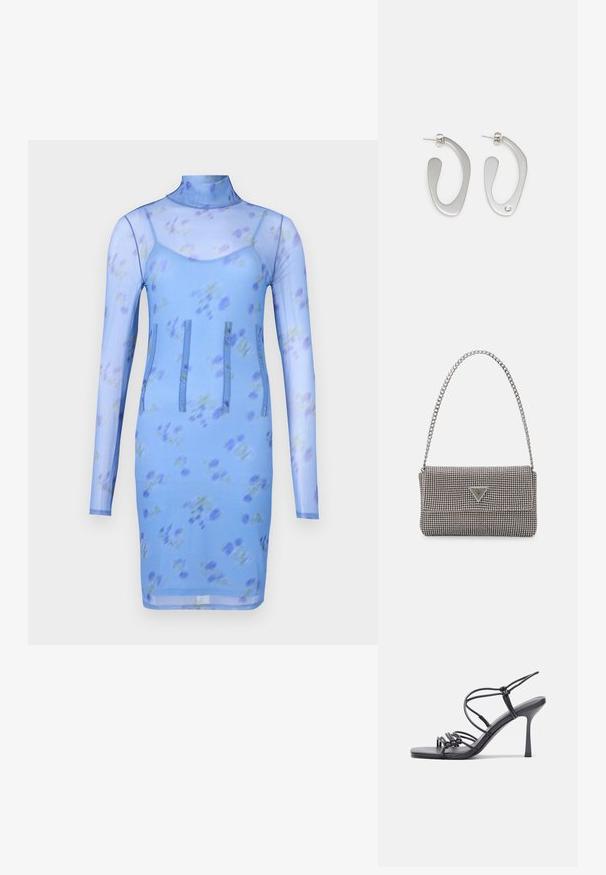 Blå blomstret mesh kjole med lange ærmer, høj halsudskæring og tre lodrette syninger som designdetalje. Har en tætsiddende silhuet.; Sorte højhælede sandaler med tynde stropper og en knyttet design, en glat firkantet tå og en slank stiletto hæl.; Lys grå metallisk håndtaske med kædestrop, dekoreret med små runde metalliske studs og et trekantet brandlogo.; Sølvmetal øreringe med en flydende, abstrakt form og en poleret overflade. Den ene er fremhævet med en lille krystal detalje.