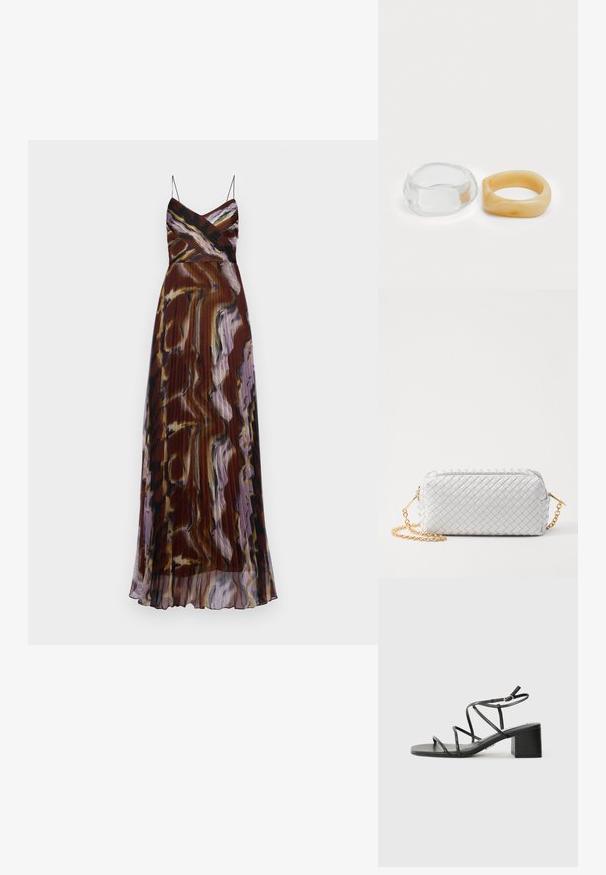 Abito maxi stampato con spalline sottili, caratterizzato da un design plissettato in tonalità di marrone, viola e nero, con un motivo astratto.; Sandali neri con cinturini, punta quadrata e tacco spesso, realizzati in materiale morbido. Presentano cinturini regolabili alla caviglia e hardware minimal.; Elleme TROUSSE CHAIN - Borsa a tracolla - white; Anelli in resina trasparente e ambra, uno liscio e trasparente, l'altro con una finitura testurizzata in ambra. Entrambi presentano un design rotondo e corposo.