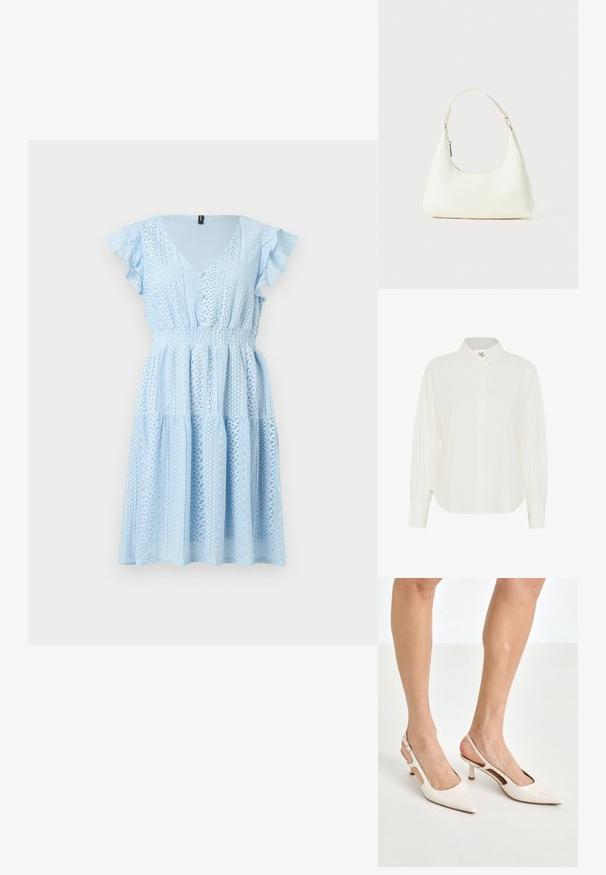 Svetlo modra obleka z V-izrezom, kratkimi nabranimi rokavi in gubanjem v pasu. Tkanina ima zapleteno čipkasto obrobo in večplastno krilo.; Bela srajca z gumbom, klasičnega ovratnika, dolgimi rokavi in sproščenim krojem. Narejena iz lahkotnega blaga z gladko teksturo.; Bež lakirane usnjene čevlje na peto s koničastim nosom in 5 cm visokim peto, ki imata izrezane stranice in tanko zanko okoli gležnja.; Majhna bela torbica za ramo z enim nastavljivim trakom in zadrgo, postavljena na enobarvno belo ozadje.