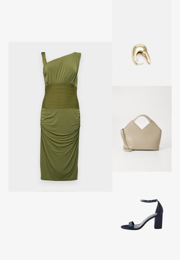 Jednoduché šaty na jedno rameno olivovej farby vyrobené z jersey tkaniny. Majú zhromaždenú textúru a kontrastný pás s horizontálnymi pruhmi. Hladký povrch.; Námornícky modré sandále na vysokom opätku s hladkou textúrou, širokým pásikom cez prsty, pásikom okolo členku a blokovým opätkom pre stabilitu.; Béžová štruktúrovaná kabelka s vrcholom v tvare V, vyrobená z hladkej kože, s krátkymi rúčkami a dlhým nastaviteľným popruhom. Minimalistický dizajn.; Náušnice z kovu v zlatej farbe s elegantným, zakriveným dizajnom. Majú charakteristický špicatý tvar, leštený povrch a uzáver na pánt.