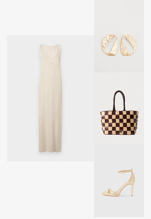 Beige, ärmelloses Maxikleid aus weichem Stoff mit Rundhalsausschnitt und bestickten Details auf der Brust. Glatte Textur, bodenlang.; Goldfarbene metallische High-Heel-Sandale mit offener Zehenpartie, Knöchelriemen mit Schnalle und einer Plattformsohle für zusätzliche Höhe. Glatte Textur.; Braune und beige Leder-Tote-Bag mit einem gewebten Schachbrettmuster und geflochtenen Griffen auf einem weißen Hintergrund.; Ein Paar unregelmäßige, oval geformte Ohrringe aus goldfarbenem Metall mit einer strukturierten, leicht gehämmerten Oberfläche auf weißem Hintergrund.
