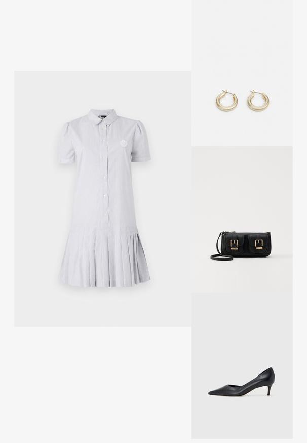 Stribet skjortekjole i lyseblå og hvid, korte puffærmer, knaplukning foran og plisseret kant. Har et lille broderet logo på brystet.; Sort læderpumpe med spids tå og lav hæl. Har en glat tekstur og subtil glans. Åben udskæring foran for ekstra detalje.; Sort læder crossbody taske med to frontlommer, guldspænder, lynlåslukning og en slank rem. Struktureret overflade og kompakt rektangulær form.; Lauren Ralph Lauren BASIC SMALL HOOP - Øreringe - gold-coloured