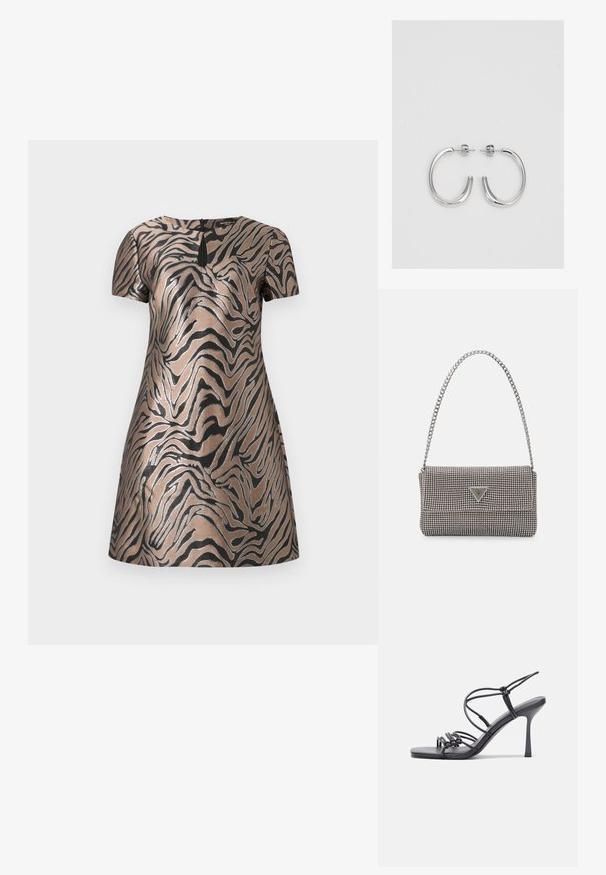 Kratka haljina s kratkim rukavima, izrađena od metalik brončane tkanine s crnim uzorkom tigrovih pruga i suptilnim detaljem u obliku ključanice na leđima.; Crne sandale na visokoj potpetici imaju tanke trake s čvorastim dizajnom, glatki kvadratni vrh i elegantnu stiletto petu.; Svijetlosivi metalik ruksač s lancem, ukrašen malim okruglim metalnim zakovicama i trokutastim logotipom marke.; Srebrne naušnice u obliku obruča sa glatkom, sjajnom površinom, zakrivljenog oblika i zatvaranjem na čep. Minimalistički dizajn s modernim završetkom.