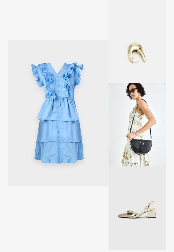 Lys blå kjole med volangermene og et flerlaget design. Overlag av plisserte teksturer langs midjen og kanten. Myk stofffinish.; Gull, metallisk slingback-hæler med spiss tå og chunky hæl. Glatt tekstur, minimalistisk design og en smal stropp.; Svart lærveske med en buet form, avtagbar stropp og gullbeslag. Vesken har et klaff med spenne-detall.; Gullfarget metalløredobber med et elegant, buet design. Har en karakteristisk spiss form, polert overflate og hengsel-lukking.