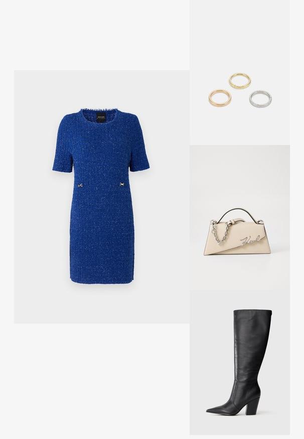 Kratke rokave, obleka do kolen modre barve iz teksturirane tkanine, ki ima zlate poudarke na pasu in okroglo ovratnik.; Črne usnjene škornje do kolen s koničastim nosom in debelim visokim peto, prikazane v levem bočnem profilu na beli podlagi.; Bežna usnjena torbica s strukturirano, trikotno obliko, z zlatim verižnim ročajem in povečenim logotipom iz kovine.; Trije kovinski prstani: eden rožnato zlati, eden zlat z teksturiranimi detajli in eden srebrn, vsi z vgraviranim logotipom na notranji strani.