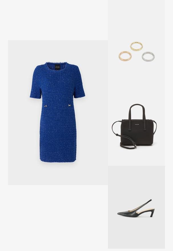 Korte mouwen, knielange blauwe jurk van gestructureerde stof, met gouden accenten op de taille en een ronde halslijn.; Zwarte puntige slingback schoen met een lage hak, gemaakt van soepel leer en voorzien van een uitsnede aan de zijkant voor ventilatie.; Zwarte handtas met dubbele korte handvatten en een afneembare schouderriem. Glad, leerachtig materiaal met een ritssluiting en logo-detail.; Drie metalen ringen: één roségoud, één goud met een gestructureerd accent en één zilver, allemaal met gegraveerde branding aan de binnenzijde.